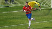 Gelandang Chili, Eduardo Vargas melakukan selebrasi usai mencetak gol ke gawang Peru saat semifinal Copa Amerika 2015 di National Stadium, Santiago, Chili, (29/6/2015). Chili melaju ke final usai mengalahkan Peru 2-1. (REUTERS/Ricardo Moraes)