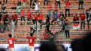 Sejumlah supporter timnas Indonesia bersorak menyambut gol yang dicetak Muchlis Hadi Ning Syaifulloh (9) saat laga melawan Brunei Darussalam di Stadion GBK Jakarta, Minggu (29/3/2015). Indonesia unggul 2-0 atas Brunei. (Liputan6.com/Helmi Fithriansyah)