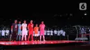 (kiri-kanan) Pemain Persija Andri Tani, Adixi Lizivio, Ryuji Utomo, Marko Simic, Riko Simanjuntak, dan Sahar Ginanjar saat menunjukkan jersey baru Persija di SUGBK, Jakarta, Minggu (23/2/2020). (Liputan6.com/Angga Yuniar)
