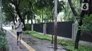 Seorang pria berolahraga di Taman Lapangan Banteng terlihat di Jakarta, Minggu (20/9/2020). Seluruh taman kota dan hutan kota ditutup kembali untuk sementara terkait pemberlakuan PSBB total di Jakarta guna menekan penyebaran virus covid-19. (Liputan6.com/Immanuel Antonius)