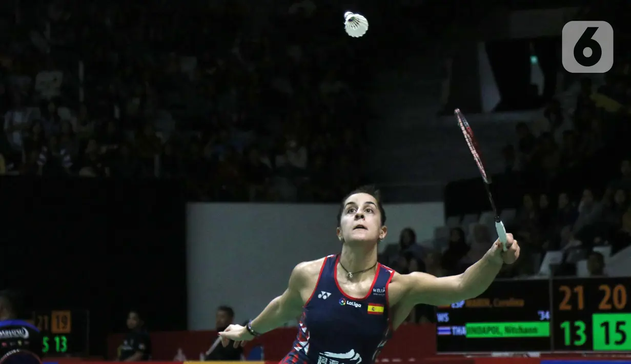 Pebulutangkis tunggal putri Spanyol, Carolina Marin saat melawan Nitchaon Jindapol (Thailand) pada babak pertama Indonesia Masters 2020 di Istora GBK, Jakarta, Rabu (15/1/2020). Carolina Marin unggul 21-13, 21-15. (Liputan6.com/Helmi Fithriansyah)