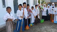Pesantren Terbersih tingkat Jawa Barat. Melalui program Ketawa, puluhan santri Pondok Pesantren Terpadu Cintaraja, kabupaten Tasikmalaya, terbiasa membersihkan halaman pesantren tempat di mana mereka menempuh pendidikan agama. (Liputan6.com/Jayadi Supriadin)