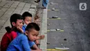 Anak-anak antre untuk mendapatkan takjil di Jalan Cempaka Putih Raya, Jakarta, Senin (11/5/2020). Setiap hari selama Ramadan, masyarakat sekitar membagikan 350 takjil kepada warga kurang mampu dan terdampak virus corona COVID-19. (Liputan6.com/Johan Tallo)