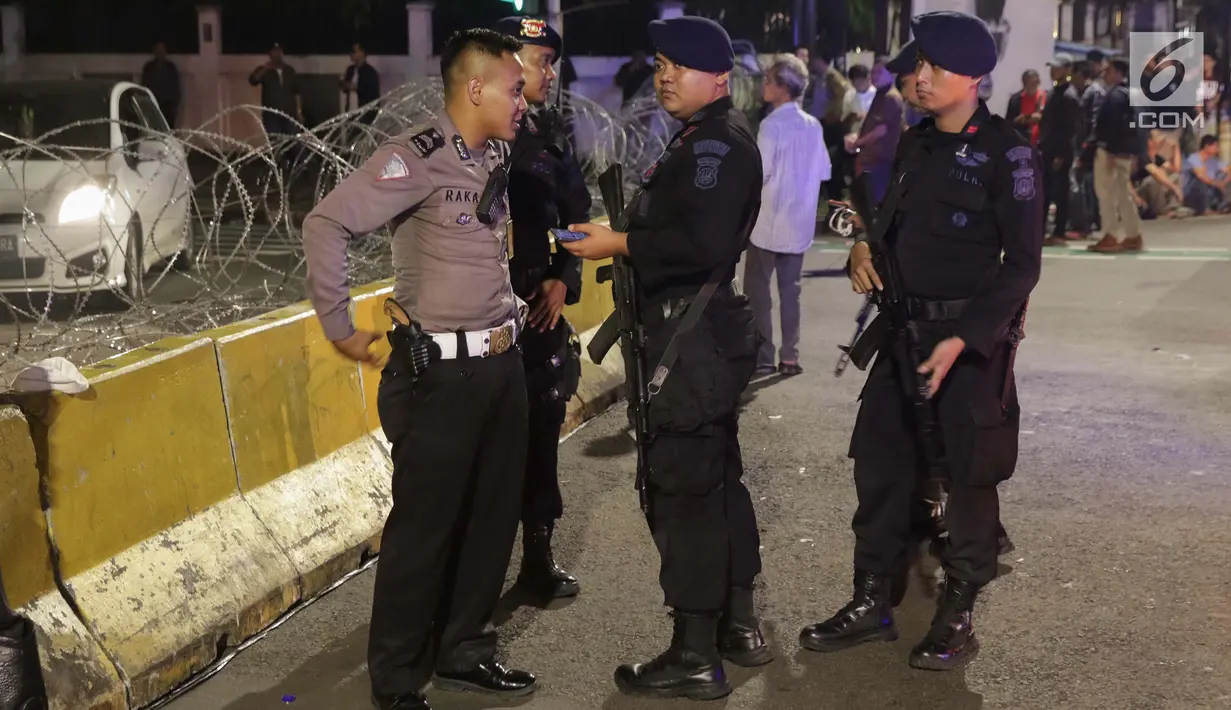 Petugas Kepolisian berjaga di sekitar perempatan jalan Imam Bonjol dekat Gedung KPU RI, Jakarta, Senin (20/5/2019). Jelang penetapan Presiden dan Wakil Presiden terpilih pada Pemilu 2019, jalan Imam Bonjol di sterilkan hingga 25 Mei mendatang. (Liputan6.com/Helmi Fithriansyah)