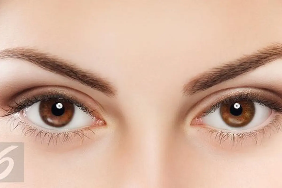 Menutupi lingkaran hitam di bawah mata dengan makeup
