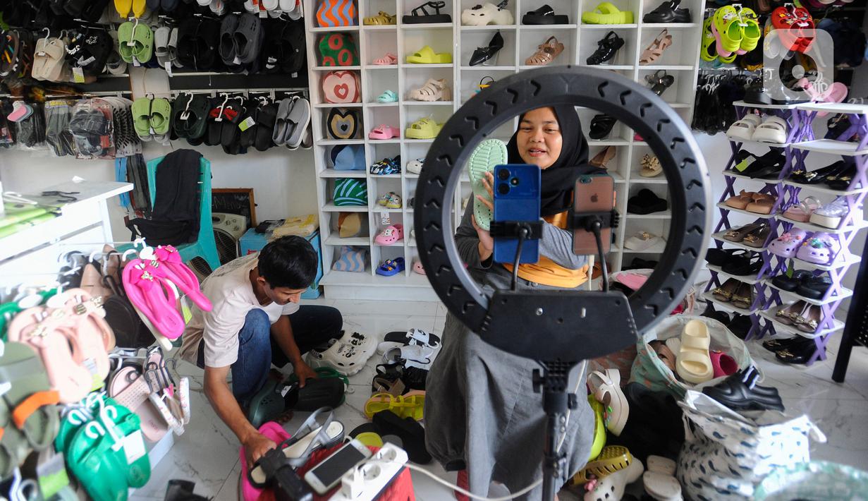 Dua bulan setop beroperasi, TikTok Shop kembali jualan di Indonesia. Demi bangkit lagi, investasi Rp 23,4 triliun dilakukan TikTok kepada PT GoTo Gojek Tokopedia Tbk. (merdeka.com/Arie Basuki)