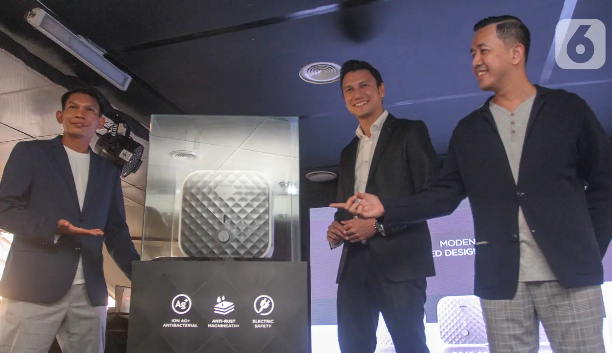 (ki-ka) Direktur Modena Indonesia Bagus Prastowo, Produk Marketing Manager Munarko, dan Brand Ambasador Crishtian Sugiono saat peluncuran limited edition water heater by Christian Sugiono di Jakarta, Rabu (15/7/2020). Water heater tersebut terinspirasi dari diamond cut. (Liputan6.com/Fery Pradolo)