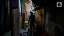 Warga beraktivitas di permukiman padat penduduk RW 12 Tanah Tinggi, Johar Baru, Jakarta Pusat, Selasa (12/11/2024). (Liputan6.com/Herman Zakharia)