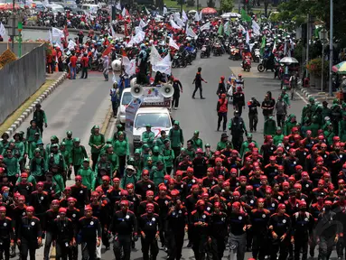 Ribuan buruh melakukan aksi longmarch ke Istana Negara, Jakarta, (2/10/14). (Liputan6.com/Johan Tallo) 