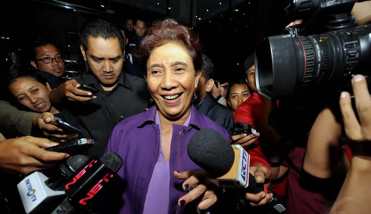 Menteri Susi Pudjiastuti yang mengenakan pakaian serba ungu itu tampak didampingi sejumlah ajudannya, Jakarta, Rabu (3/12/2014). (Liputan6.com/Miftahul Hayat)