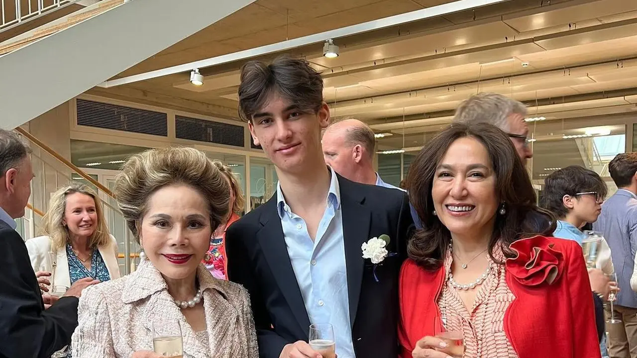 Potret Kartika Sari Dewi hadiri wisuda anak bersama Ratna Sari Dewi Soekarno (Sumber: Instagram/@kartikasoekarnofoundation)