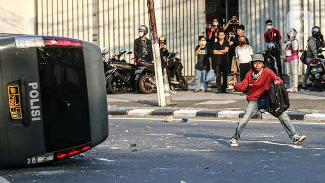FOTO: Massa Bentrok dengan Polisi di Pejompongan