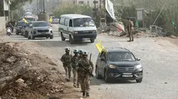 Kesepakatan ini menjadi fase awal untuk meredakan ketegangan antara kelompok Hizbullah dan Israel. Tampak dalam foto, Kontingen Prancis dari Pasukan Sementara Perserikatan Bangsa-Bangsa di Lebanon (UNIFIL) berpatroli di daerah tersebut sementara warga yang mengungsi sambil mengibarkan bendera Hizbullah kembali ke rumah mereka melalui jalan darurat yang dibangun di lokasi jembatan Qasmieh yang hancur akibat serangan Israel, di wilayah Al-Qasmiyeh, Lebanon Selatan, pada Sabtu 18 April 2026. (MAHMOUD ZAYYAT/AFP)
