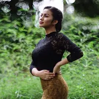 Salah satu penampilannya yang tak kalah cantik saat memakai kebaya. Aktris yang mengawali kariernya sebagai model iklan ini tampil elegan dengan kebaya berwarna hitam. (Liputan6.com/IG/@arieltatum)