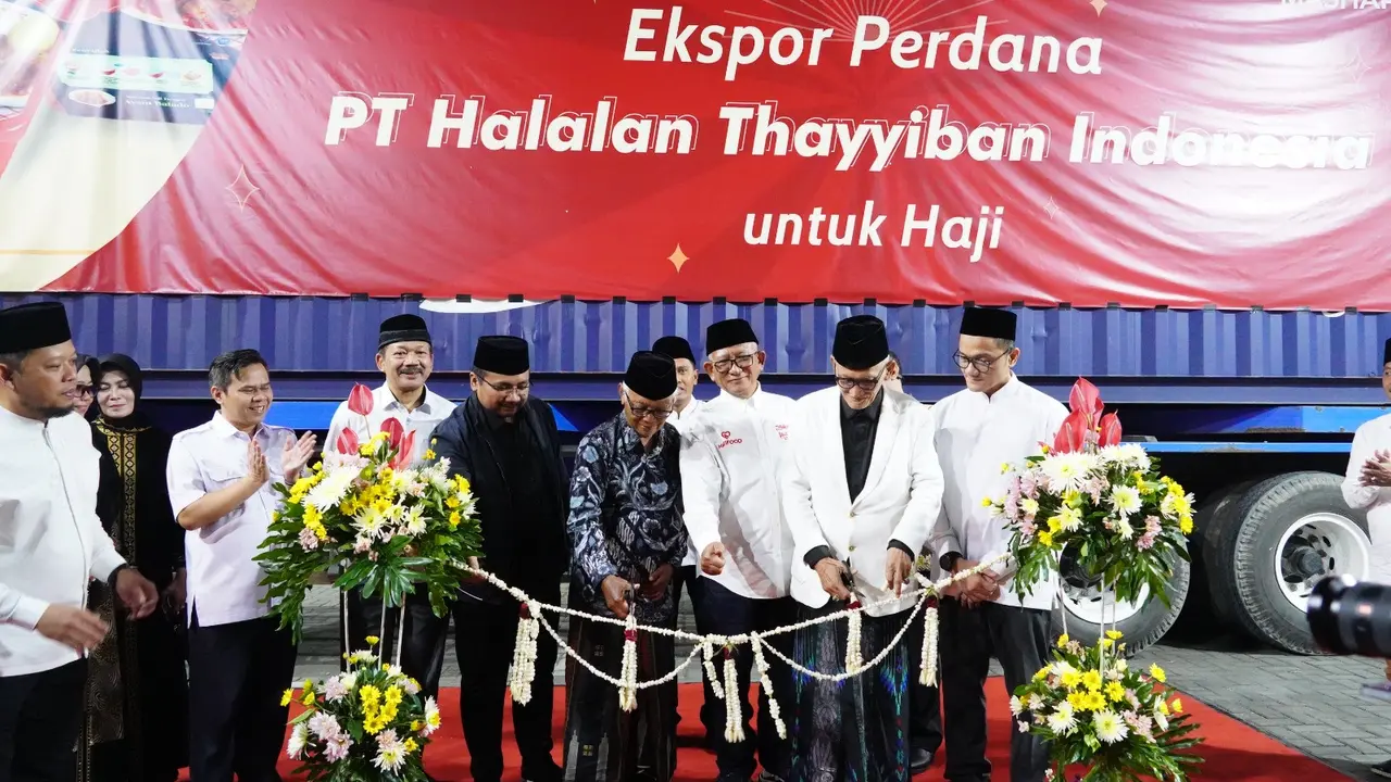 Menteri Agama Yaqut Cholil Qoumas melepas ekspor perdana makanan siap saji yang dilakukan PT Halalan Thayyiban Indonesia Tbk (HATI) ke Arab Saudi.