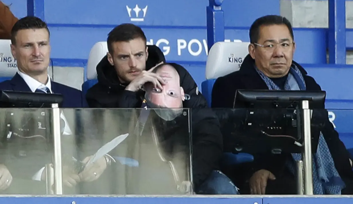 Striker Leucester, Jamie Vardy (tengah), menonton laga antara klubnya melawan Everton. Kehilangan Vardy selama tiga laga menjadi pukulan bagi Leicester, mengingat juara musim lalu ini kondisinya sedang terpuruk. (Reuters/Carl Recine)