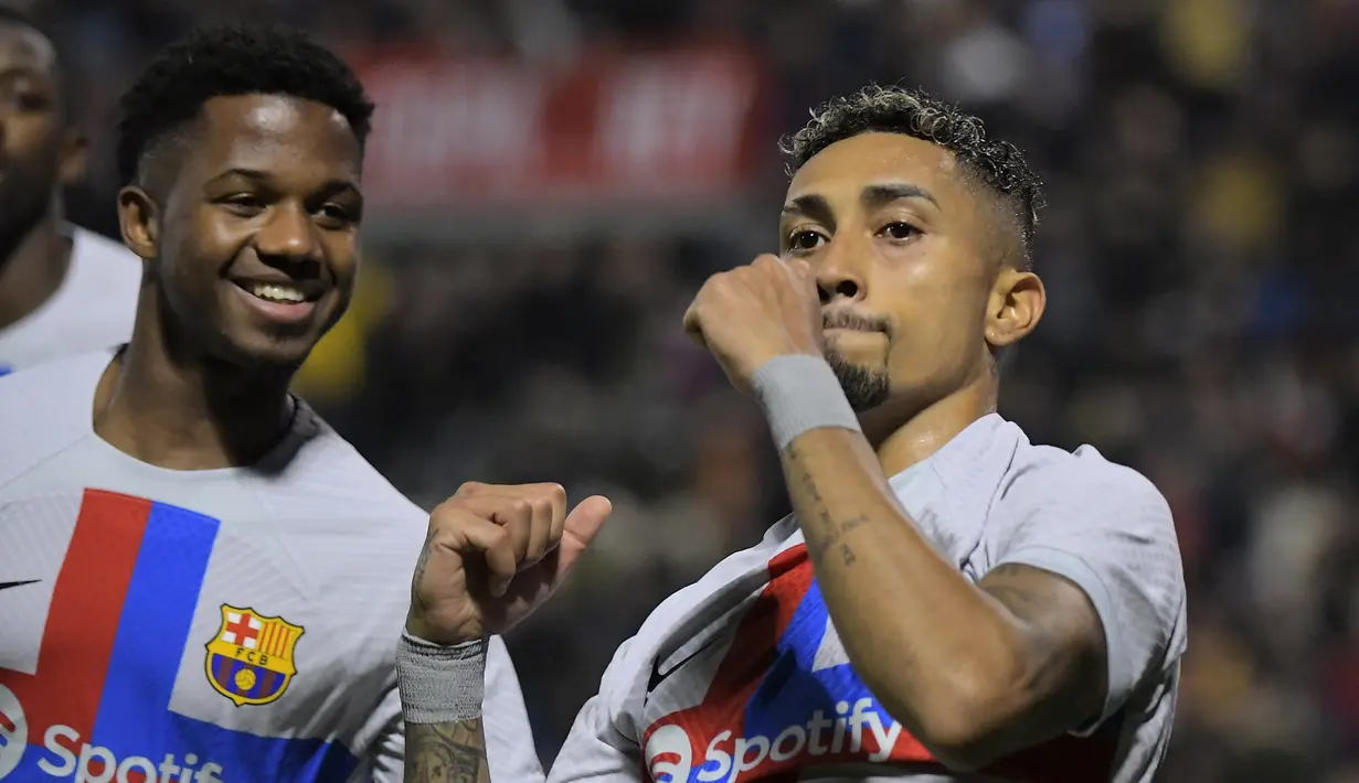Penyerang Barcelona, Raphinha berselebrasi disamping rekannya Ansu Fati usai mencetak gol ke gawang Intercity pada babak 32 besar Copa del Rey di stadion Ricardo Perez di Alicante, Spanyol, Kamis (5/1/2023). Blaugrana berhak melaju ke babak 16 besar Copa del Rey. (AP Photo/Alberto Saiz)