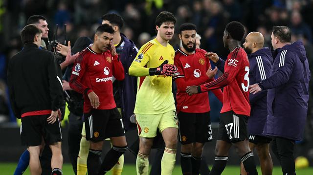 Senne Lammens menjadi pemain lain yang tak kalah penting dalam kemenangan Manchester United atas Everton di Liga Inggris 2025/2026 pada Senin (23/02/2026) waktu setempat. (AFP/Paul Ellis)