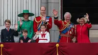 (Kiri-Kanan) Pangeran George, Kate Middleton, Pangeran Louis, Pangeran William, Putri Charlotte, Raja Charles III, dan Ratu Inggris Camilla melambai dari balkon Istana Buckingham usai menghadiri Trooping the Colour di London, Inggris pada 17 Juni 2023. (ADRIAN DENNIS/AFP)