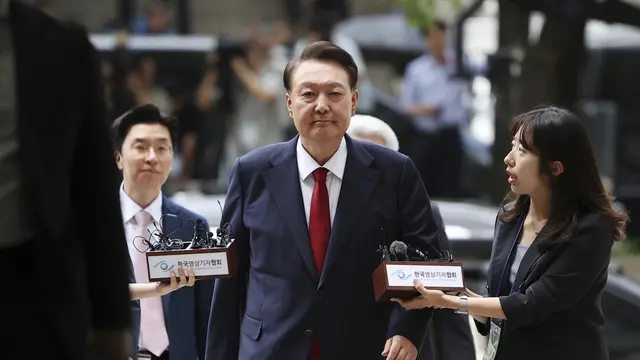 Mantan Presiden Yoon Suk Yeol ke Pengadilan Korea Selatan terkait surat penangkapan terhadapnya yang terbaru, Kamis (9/7/2025). (AP/Pool)