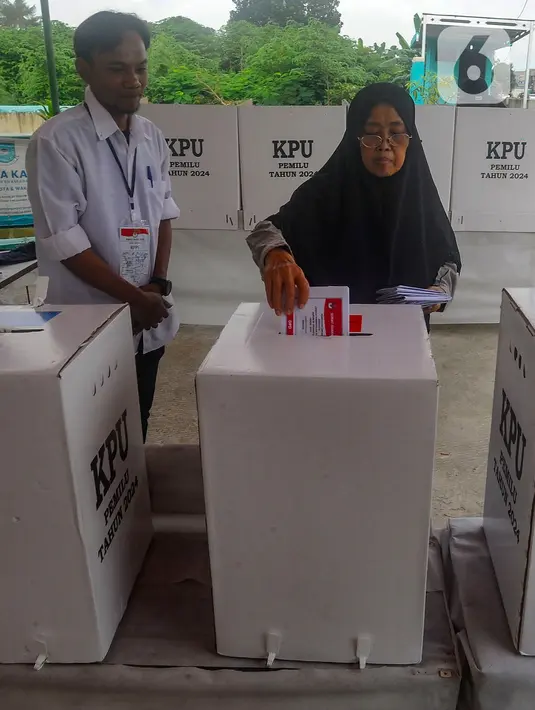 Sebelumnya, proses pemungutan suara di sejumlah TPS Kecamatan Pondok Aren itu tertunda karena banjir akibat hujan pada Rabu (14/2/2024) lalu. (merdeka.com/Arie Basuki)