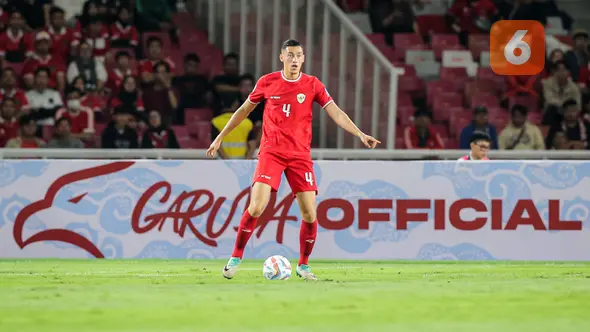 <p>Bek Timnas Indonesia, Jay Idzes menguasai bola saat menghadapi Vietnam pada laga Grup F kualifikasi Piala Dunia 2026 Zona Asia di Stadion Utama Gelora Bung Karno (SUGBK), Senayan, Jakarta, Kamis (21/3/2024). (Bola.com/Bagaskara Lazuardi)</p>