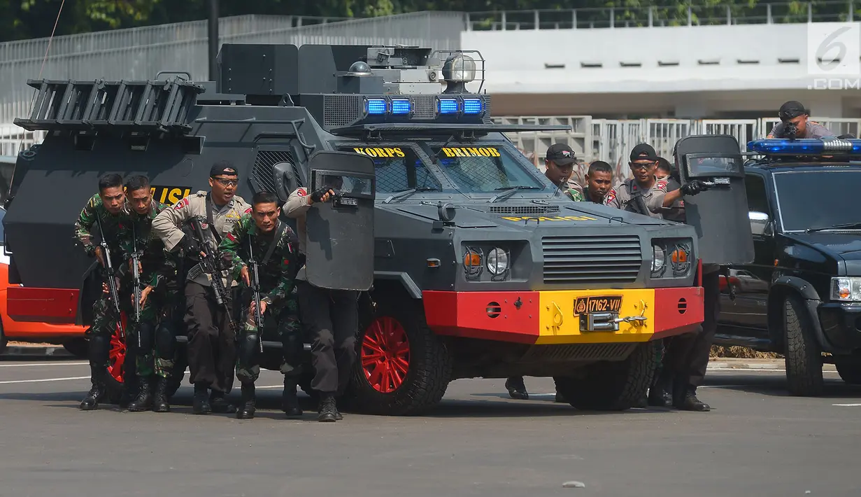 Tim gabungan dari TNI dan Polri melakukan latihan pengamanan Asian Games 2018 di lapangan Istora Senayan, Jakarta, Rabu (18/7). Latihan terkait pengawalan tamu VVIP Asian Para Games 2018 dan mengatasi gangguan yang terjadi. (Merdeka.comImam Buhori)