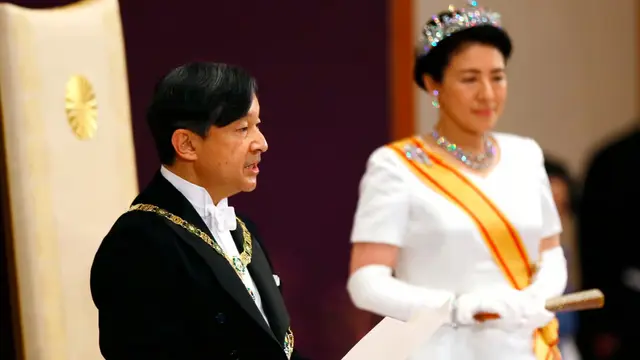Naruhito, Didampingi Permaisuri Masako, Memberikan Pidato Pertamanya Selama Ritual Setelah Menggantikan Ayahnya Ahkito Di Istana Kekaisaran Di Tokyo pada 1 Mei 2019. (AP/Arsip)