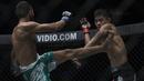 Petarung Indonesia, Stefer Rahardian, menghindari tendangan petarung Pakistan, Muhammad Imran, saat laga One Championship di JCC Senayan, Jakarta, Sabtu (20/1/2018). Stefar berhasil mengalahkan Imran. (Bola.com/Vitalis Yogi Trisna)