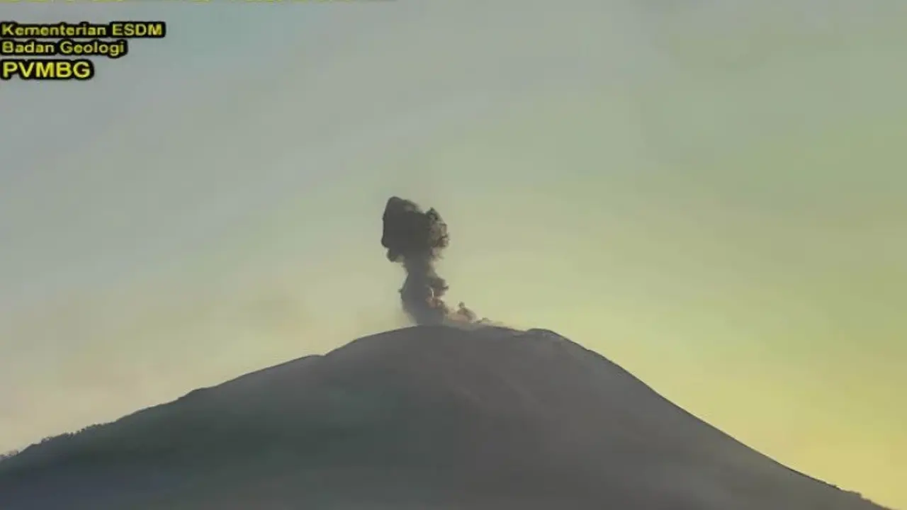 Gunung Ili Lewotolok Meletus