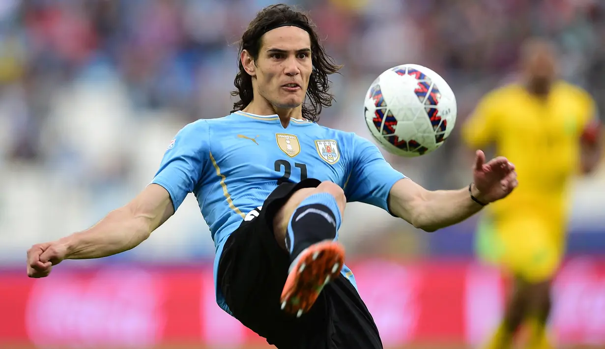 Edinson Cavani dengan berbesar hati akan mengganti nomor punggungnya dengan nomor 21, nomor yang dikenakan di timnas Uruguay, yang kebetulan baru saja ditinggalkan oleh Daniel James yang hijrah ke Leeds United. (Foto: AFP/Ronald Schemidt)
