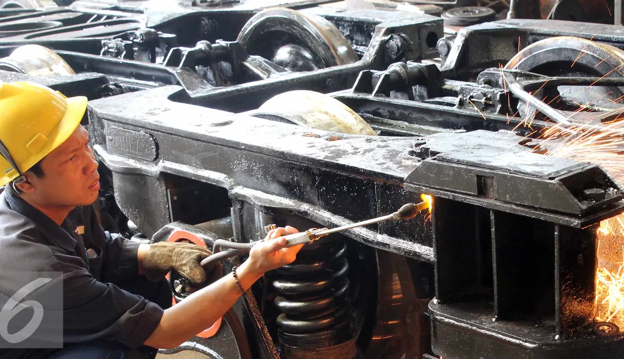 Seorang pekerja menyelesaikan perbaikan gerbong kereta api di Balai Yasa, Manggarai, Jakarta, Rabu (1/7/2015). PT KAI menyiapkan 30 perjalanan kereta api tambahan untuk mengangkut para pemudik jelang Lebaran. (Liputan6.com/Helmi Afandi)