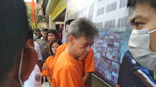 Fariz RM menunduk saat ditampilkan kepada awak media (Liputan6.com/Moch harun Syah)