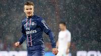 5. David Beckham - Mantan kapten Timnas Inggris ini pernah meraih trofi Liga Champions bersama Manchester United. Namun sayang kemampuan serta pengalaman nya meraih trofi Si Kuping Gajah itu belum mampu ia tularkan di PSG. (AFP/Kenzo Tribouillard)