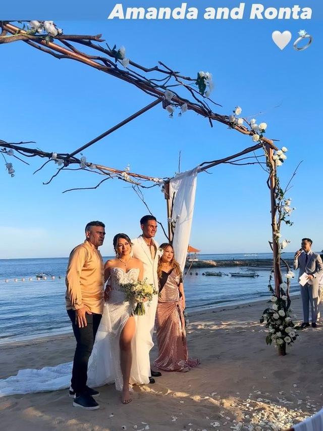 7 Potret Resepsi Pernikahan Amanda Gonzales dan Christian Rontini di Pinggir Pantai