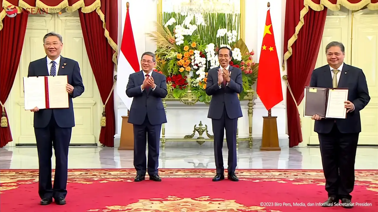 Presiden Joko Widodo melaksanakan pertemuan bilateral dengan Perdana Menteri Republik Rakyat Tiongkok (RRT) H.E. Li Qiang di Istana Merdeka dan menghasilkan kesepakatan kerja sama