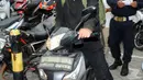 Penyidik senior KPK, Novel Baswedan  bersiap meninggalkan Gedung KPK menggunakan motor, Jakarta, Jumat (4/12). Novel akhirnya tidak jadi ditahan oleh Kejaksaan Bengkulu dan kembali ke Jakarta didampingi oleh kuasa hukumnya. (Lputan6.com/Helmi Afandi) 