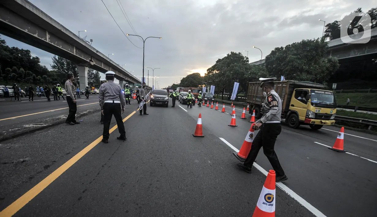 <p>Polisi memasang pembatas jalan saat pemberlakuan sistem one way di ruas Tol Jakarta-Cikampek KM 47, Karawang, Jawa Barat, Kamis (28/4/2022). Kebijakan one way di ruas Tol Jakarta-Cikampek KM 47 hingga Tol Kalikangkung KM 414 diterapkan mulai hari ini sebagai upaya mengurai kemacetan kendaraan para pemudik. (Liputan6.com/Iqbal S. Nugroho)</p>
