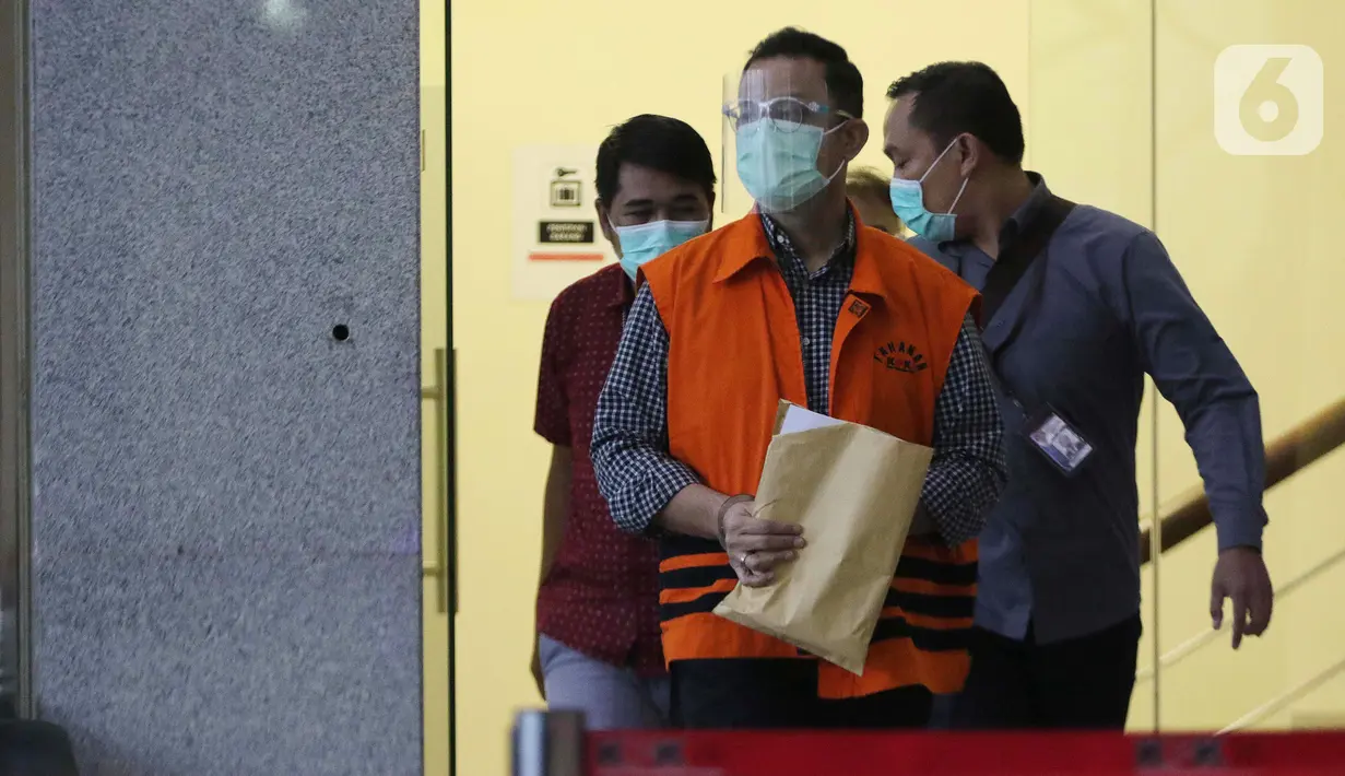 Mantan Menteri Sosial, Juliari P Batubara berjalan meninggalkan Gedung KPK usai menjalani pemeriksaan, Jakarta, Jumat (5/3/2021). Juliari Batubara diperiksa sebagai tersangka suap pengadaan paket bantuan sosial penanganan COVID-19 untuk wilayah Jabodetabek 2020. (Liputan6.com/Helmi Fithriansyah)