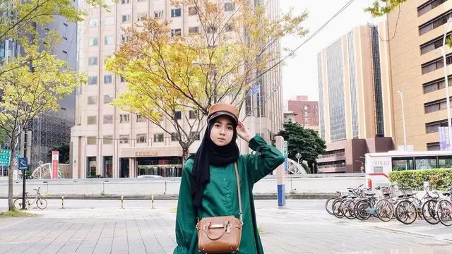 11 Ide Padu Padan Tunik dengan Rok Plisket, Auto Modis!