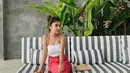 Meski terbilang masih muda, Maureen Daryanani pandai memilih busana yang ia kenakan. Bahkan tak sedikit netizen yang menyebut penampilan artis sekaligus model ini sebagai panutan OOTD. Kali ini ia tampil kece dengan atasan berwarna putih dan celana merah muda. (Liputan6.com/IG/@maureendaryananii_)
