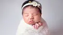 <p>Baby Ara dalam foto dengan konsep telur. "Kalo kata Mommy ini gaya 'telur Ara lagi tidur'," tulis Irish Bella di Instagram sang buah hati. (Foto: Instagram/ araputisabai)</p>