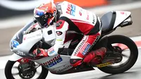 Pembalap Indonesia, Mario Suryo Aji pada balapan Moto3 Mandalika di Sirkuit Mandalika. (Idemitsu Honda Team Asia)