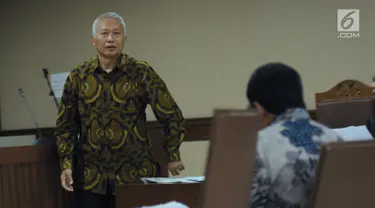 Terdakwa suap perizinan dan pengadaan proyek di lingkungan Ditjen Hubla TA 2016-2017 Antonius Tonny Budiono saat sidang di Pengadilan Tipikor, Jakarta, Rabu (28/3). Sidang mendengar keterangan Menhub, Budi Karya Sumadi. (Liputan6.com/Helmi Fithriansyah)