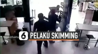 Terekam kamera CCTV, detik-detik pelaku skimming ditangkap oleh beberapa security sebuah mini market di kawasan Kemang, Jakarta Selatan.