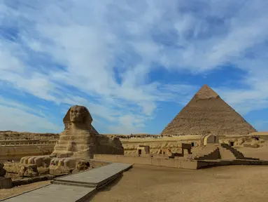 Pemandangan Sphinx dengan latar belakang Piramida Giza di pinggiran Ibukota Kairo, Mesir (6/12). Piramida ini adalah monumen yang tersisa dari Tujuh Keajaiban Dunia. (AFP Photo/Mohamed El-Shahed)