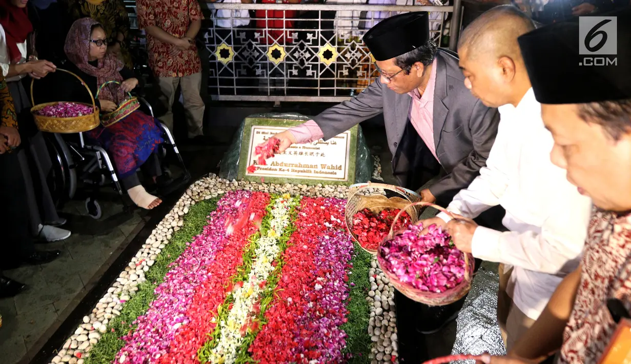 Ketua Gerakan Suluh Kebangsaan, Mahfud MD, Sekjend Alissa Wahid, dan Romo Benny ketika ziarah ke makam Gus Dur di Jombang, Jawa Timur, Rabu (20/2). Kegiatan ini dalam rangkaian Jelajah Kebangsaan. (Liputan6.com/Johan Tallo)
