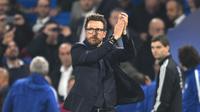 Pelatih AS Roma, Eusebio Di Francesco, memberikan aplaus usai pertandingan melawan Chelsea pada laga Liga Champions di Stadion Stamford Bridge, Kamis (19/10/2017). Chelsea bermain imbang 3-3 dengan AS Roma. (AP/Glyn Kirk)