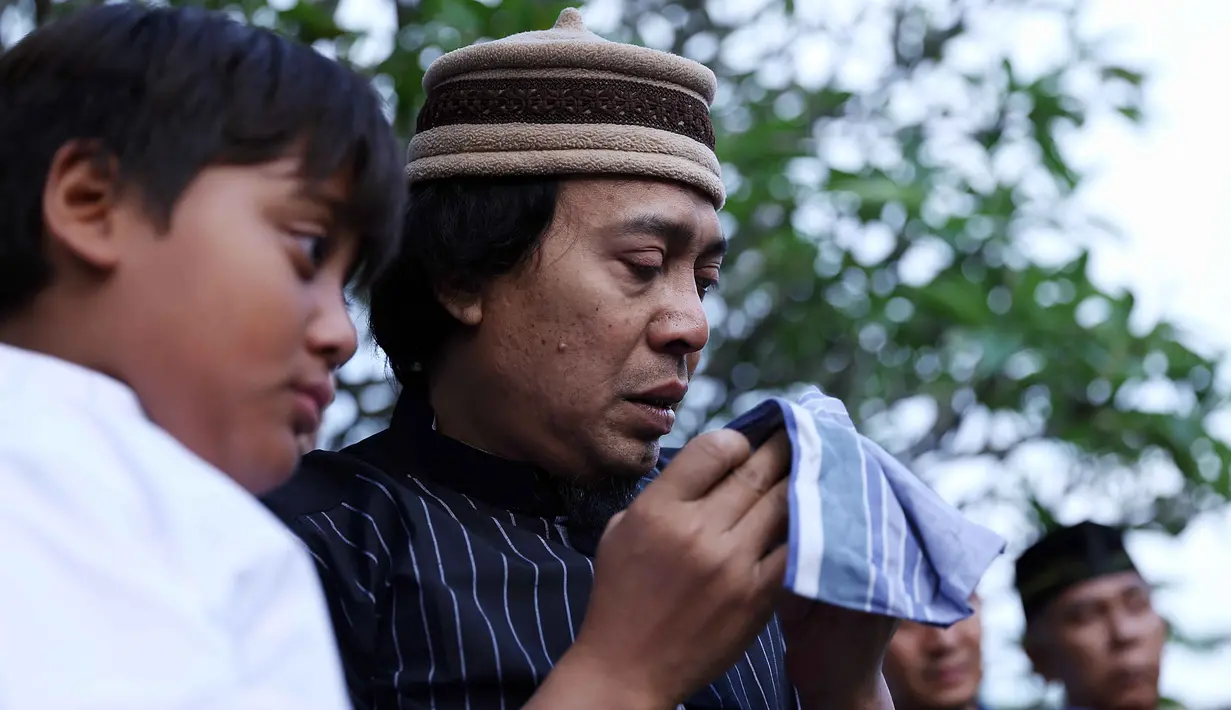 Kabar duka kembali mewarnai dunia hiburan. Setelah kabar duka dari istri komedian dan presenter Tukul Arwana, dan penyanyi Eddy Silitonga kabar duka dari putri komedian Komeng. (Nurwahyunan/Bintang.com)