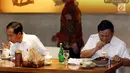 Presiden terpilih Joko Widodo atau Jokowi (kiri) dan Ketua Umum Partai Gerindra Prabowo Subianto makan bersama di FX Sudirman, Jakarta, Sabtu (13/7/2019). Keduanya tampak menyantap sate dan kelapa muda. (Liputan6.com/JohanTallo)